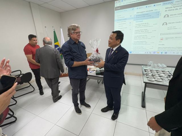 Ifes recebe comitiva do Vietnã